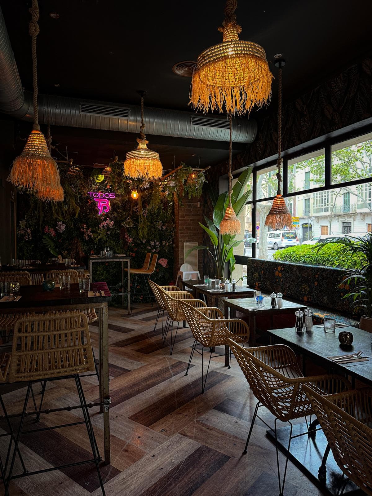 Todos Smash restaurant interior